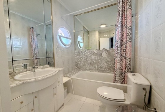 Venta - Apartamento / Piso -
Torrevieja