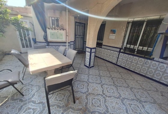 Herverkoop - Halfvrijstaande villa -
Torrevieja