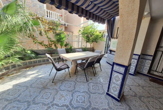 Herverkoop - Halfvrijstaande villa -
Torrevieja