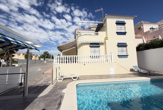 Herverkoop - Vrijstaande Villa -
Villamartín