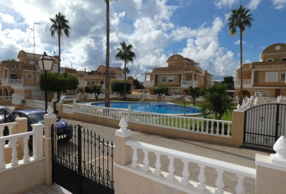 Herverkoop - Rijhuis -
Cabo Roig