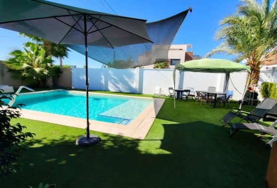 Sprzedaż - Willa wolnostojąca -
Torrevieja - Torreta florida