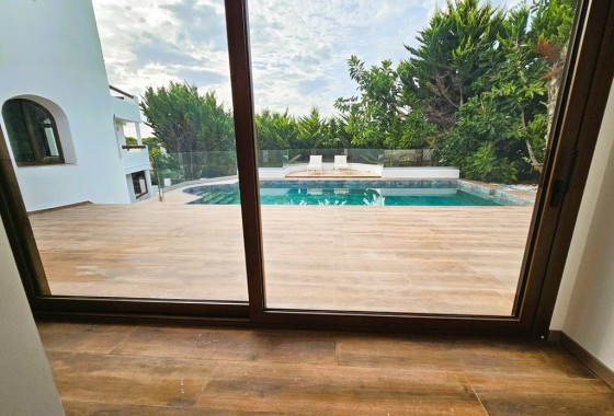 Venta - Chalet Independiente -
Jávea