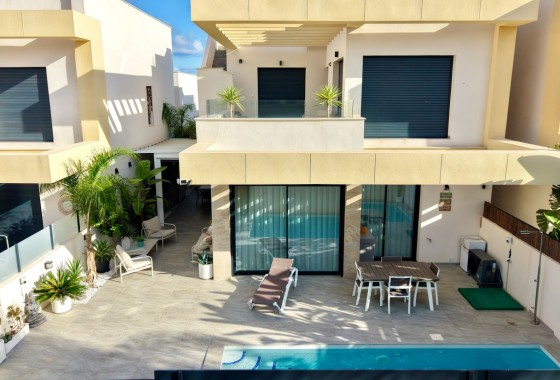 Herverkoop - Vrijstaande villa -
Los Montesinos - La Herrada
