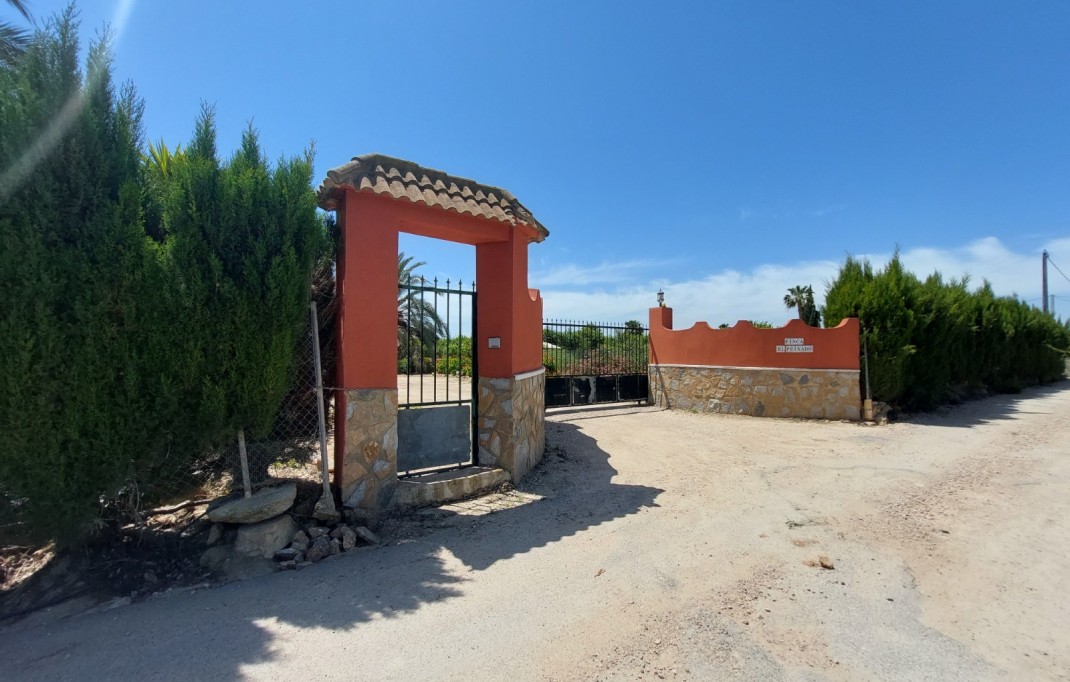 Resale - country house -
San Miguel de Salinas