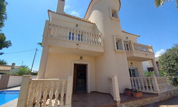 Återförsäljning - Villa -
Cabo Roig