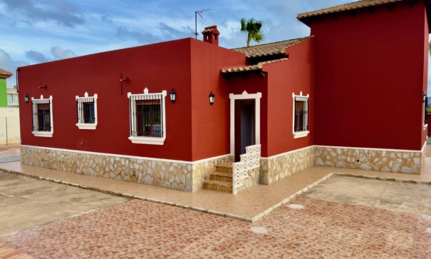 Venta - Chalet Independiente -
Orihuela