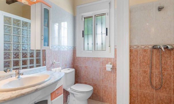 Videresalg - Finca landejendom -
Rafal