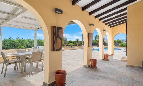 Videresalg - Finca landejendom -
Rafal