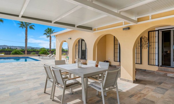 Videresalg - Finca landejendom -
Rafal