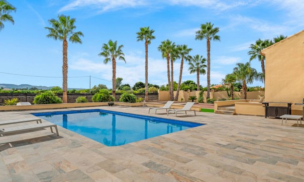 Videresalg - Finca landejendom -
Rafal