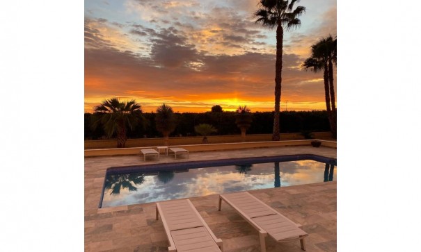 Videresalg - Finca landejendom -
Rafal