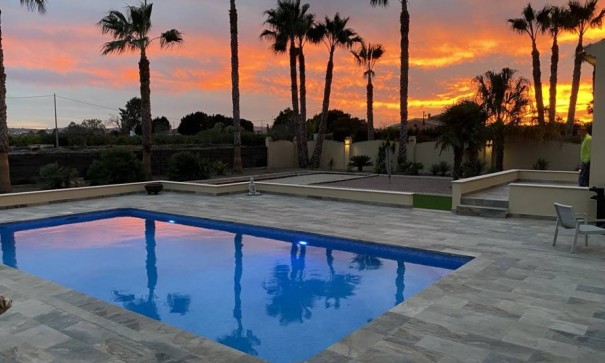 Videresalg - Finca landejendom -
Rafal