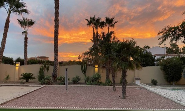 Videresalg - Finca landejendom -
Rafal