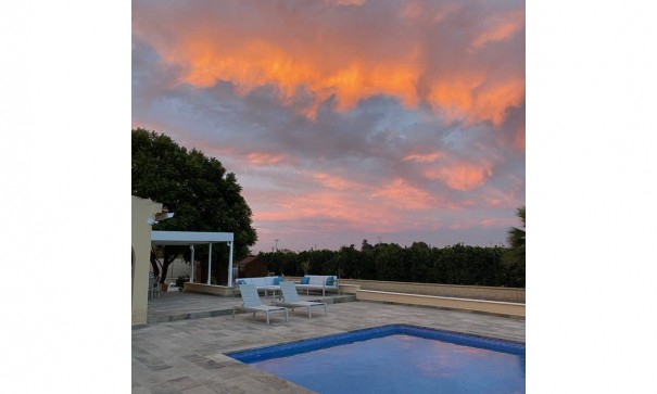 Videresalg - Finca landejendom -
Rafal