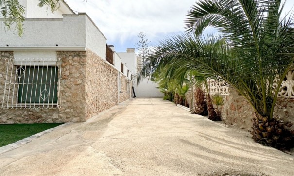Sale - Detached Villa -
Orihuela Costa - La Zenia