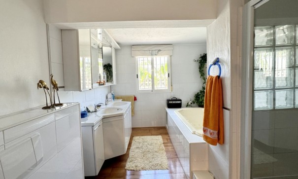 Sale - Detached Villa -
Orihuela Costa - La Zenia