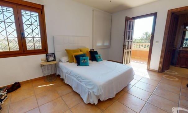 Återförsäljning - Fristående villa -
Elche