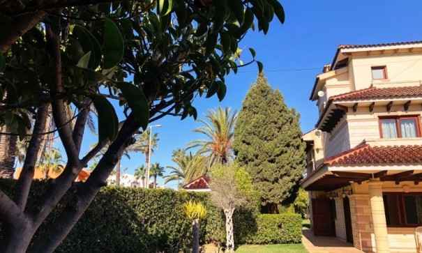 Herverkoop - Vrijstaande Villa -
Orihuela Costa