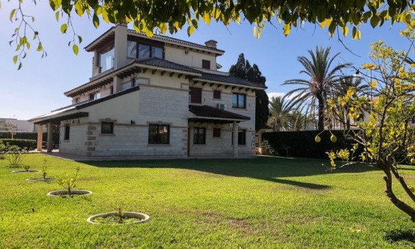 Herverkoop - Vrijstaande Villa -
Orihuela Costa