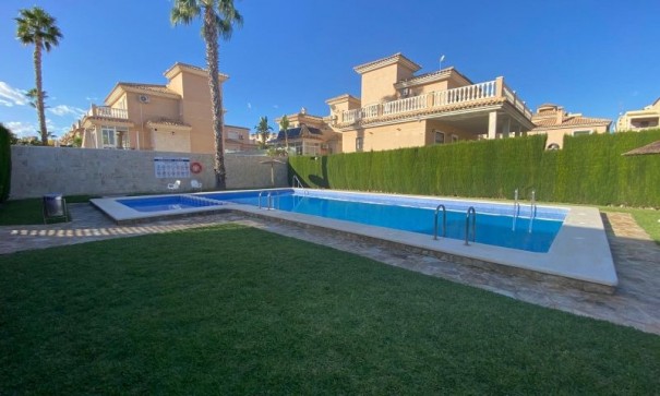 Venta - Chalet Independiente -
Orihuela Costa