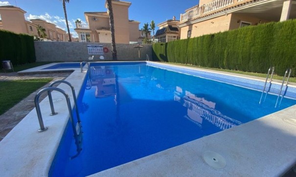 Venta - Chalet Independiente -
Orihuela Costa