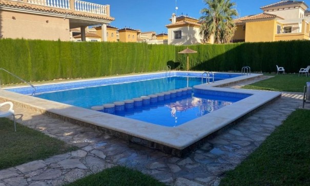 Venta - Chalet Independiente -
Orihuela Costa
