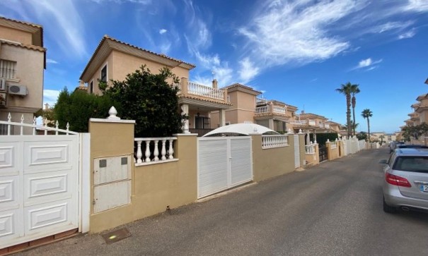 Venta - Chalet Independiente -
Orihuela Costa