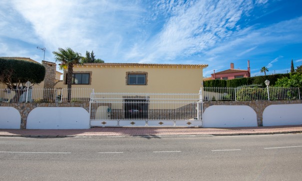 Återförsäljning - Fristående villa -
Algorfa