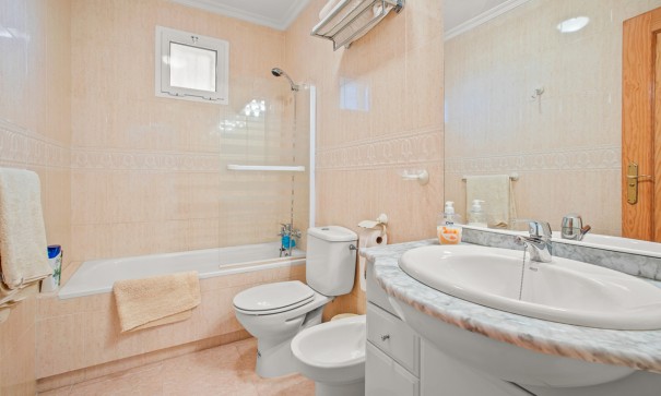 Herverkoop - Vrijstaande Villa -
Algorfa