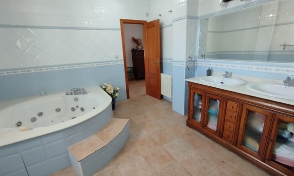 Återförsäljning - Fristående villa -
Torrevieja