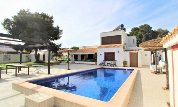 Videresalg - Fritliggende villa -
Cabo Roig