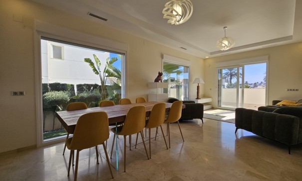 Sale - Detached Villa -
La Zenia