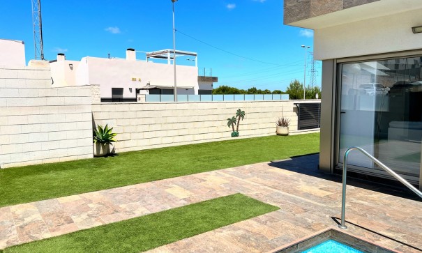 Resale - Freistehende Villa -
Punta Prima