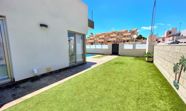 Resale - Freistehende Villa -
Punta Prima