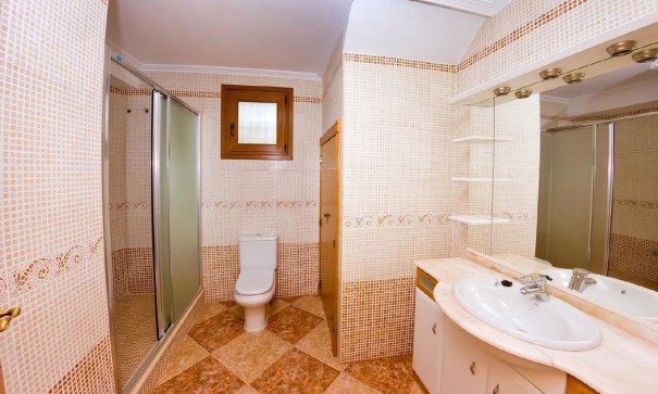 Videresalg - Byhus -
Los Altos