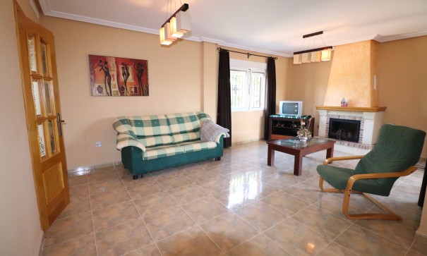 Videresalg - Finca landejendom -
Algorfa