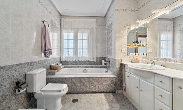 Sale - Detached Villa -
Torrevieja - La veleta