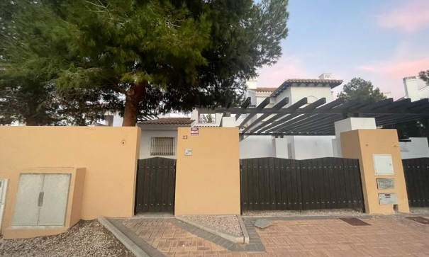 Sprzedaż - Willa w zabudowie bliźniaczej -
Murcia