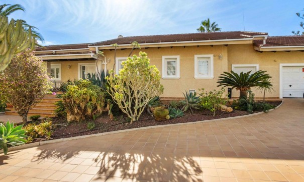 Återförsäljning - Fristående villa -
Cabo Roig - MUY CERCA DE LA PLAYA