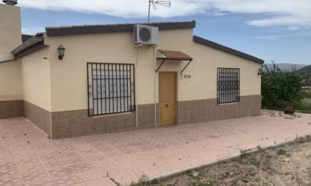 Venta - Chalet Independiente -
Pinoso