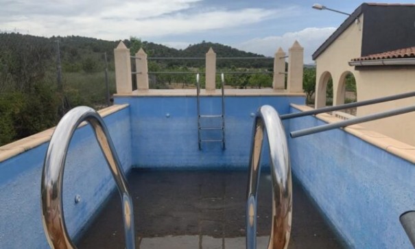 Venta - Chalet Independiente -
Pinoso