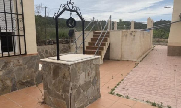 Venta - Chalet Independiente -
Pinoso