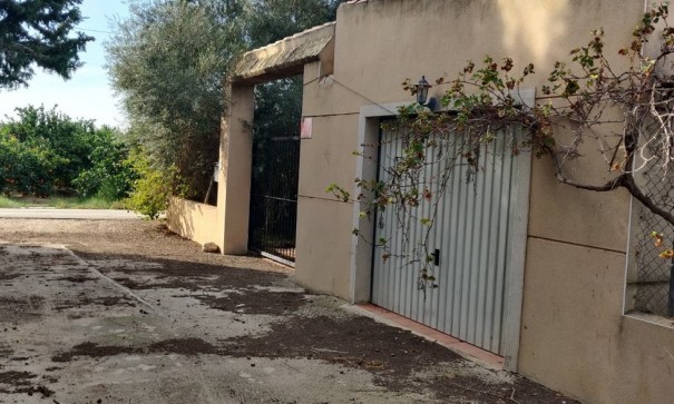 Återförsäljning - Finca lantlig egendom -
Orihuela