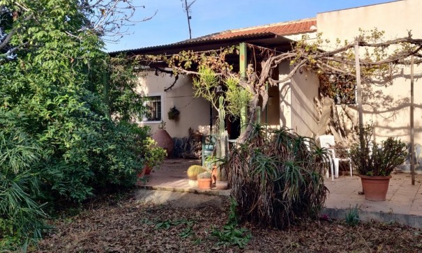 Återförsäljning - Finca lantlig egendom -
Orihuela