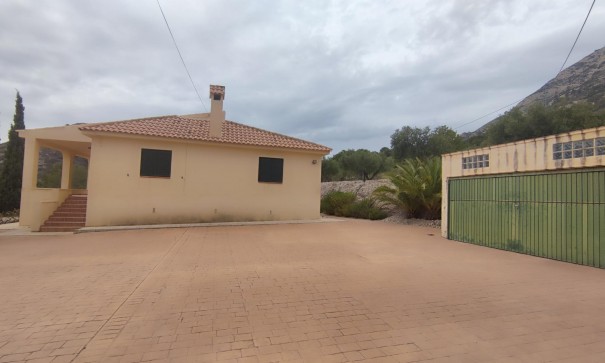 Videresalg - Finca landejendom -
Tibi