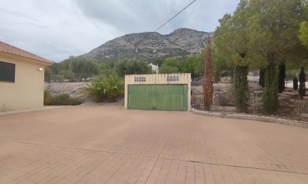 Videresalg - Finca landejendom -
Tibi