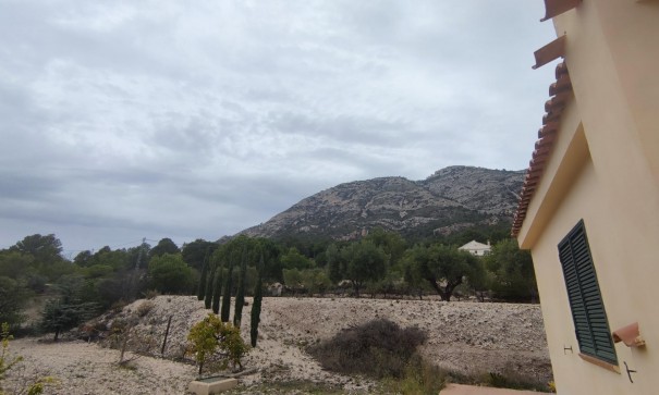 Videresalg - Finca landejendom -
Tibi