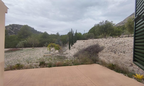 Videresalg - Finca landejendom -
Tibi