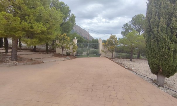 Videresalg - Finca landejendom -
Tibi